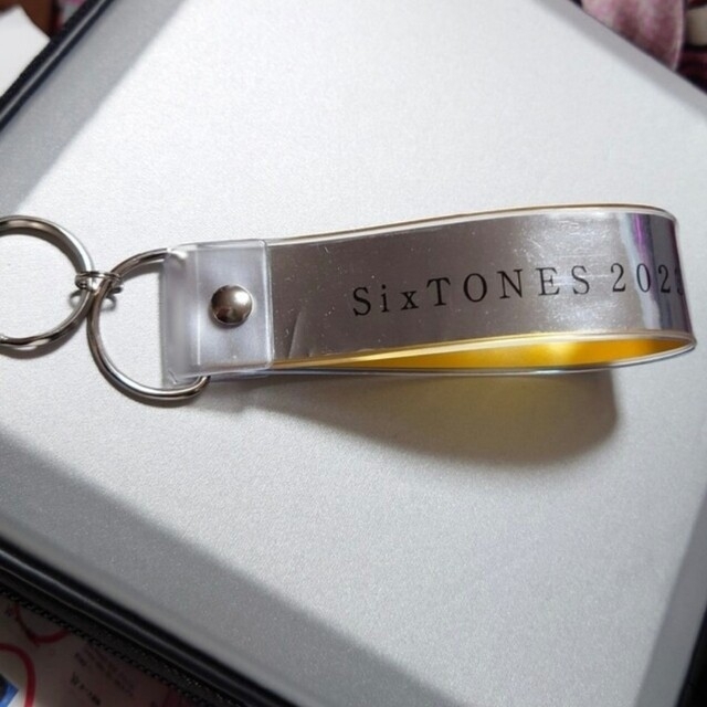 SixTONES 銀テ キーホルダー エンタメ/ホビーのタレントグッズ(アイドルグッズ)の商品写真