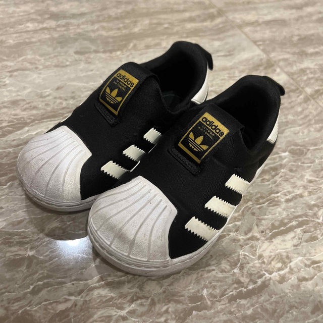 adidas(アディダス)のadidasスニーカー13.5cm キッズ/ベビー/マタニティのベビー靴/シューズ(~14cm)(スニーカー)の商品写真