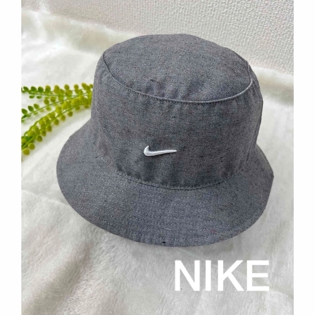 NIKE(ナイキ)のNIKE バケットハット　スモークグレー×ホワイト刺繍　美品帽子 レディースの帽子(ハット)の商品写真