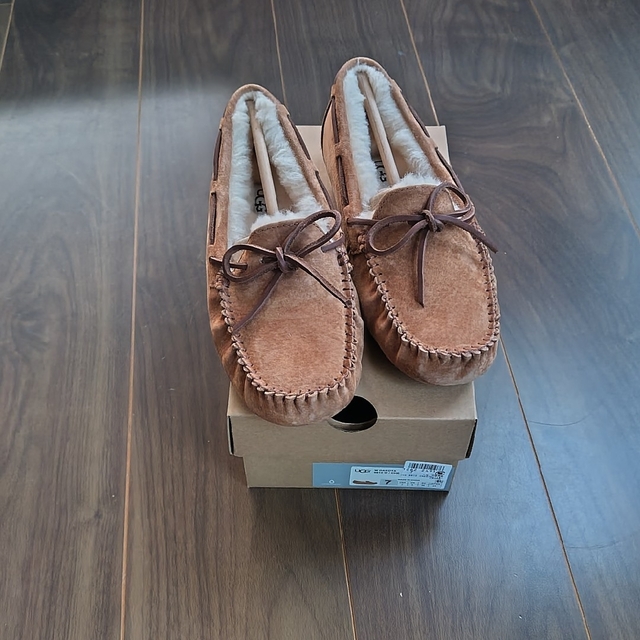 【新品未使用品】UGG　サイズ7（24cm）W DAKOTA靴/シューズ