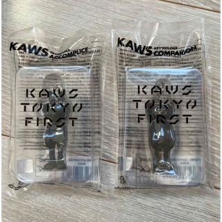 メディコムトイ(MEDICOM TOY)のkaws tokyo first カウズ　キーホルダー　新品　２個セット(キーホルダー)