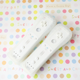 ウィー(Wii)のwiiリモコン　カバージャケット付き　2個セット(家庭用ゲーム機本体)