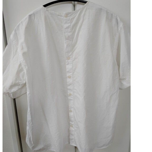 UNIQLO(ユニクロ)の半袖ドット柄バックボタンシャツ レディースのトップス(シャツ/ブラウス(半袖/袖なし))の商品写真