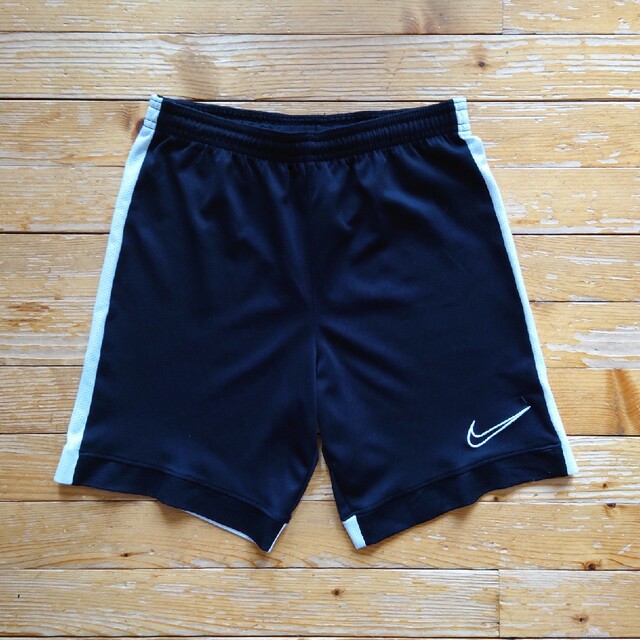 NIKE(ナイキ)のNIKE　ナイキ　ショートパンツ　M(140~150㌢）黒　ドライフィット キッズ/ベビー/マタニティのキッズ服男の子用(90cm~)(パンツ/スパッツ)の商品写真