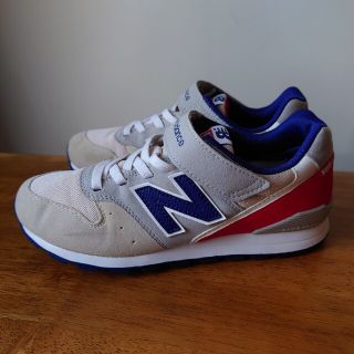 ニューバランス(New Balance)の美品ニューバランス　New Balance　キッズスニーカー　23cm　ベージュ(スニーカー)