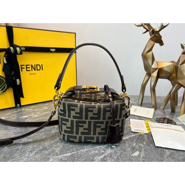 本物保証! 即発送 超美品 - FENDI FENDIフェンディ ナイロンキャンバス