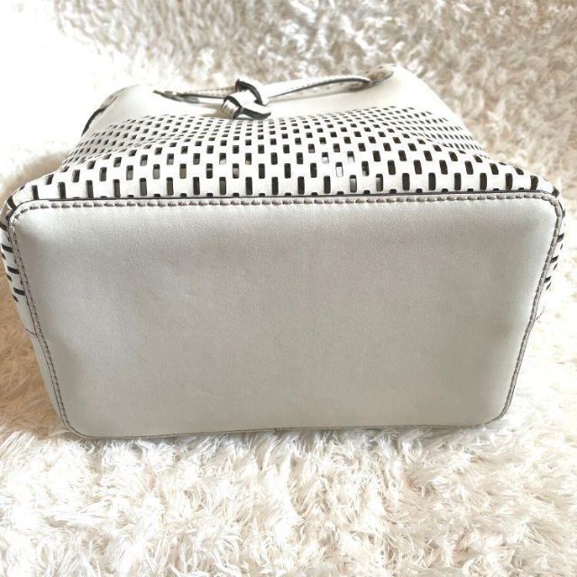 【美品】紗栄子着用フルラ ステイシー 2way ショルダーバッグ パンチング 白