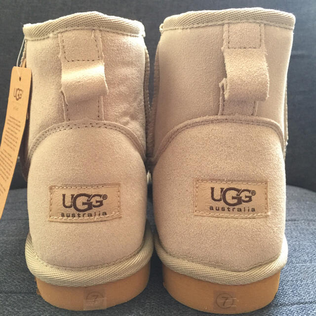 UGG(アグ)の新品•未使用 ♡ ugg クラシックミニ ブーツ ♡ レディースの靴/シューズ(ブーツ)の商品写真