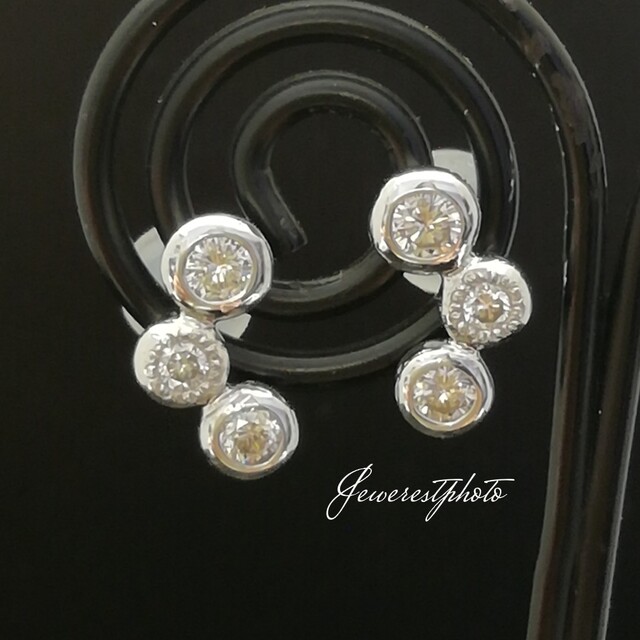 K18WG✨ダイヤ0.30ct✨キラキラダイヤ✨ピアス✨デザイン素敵で