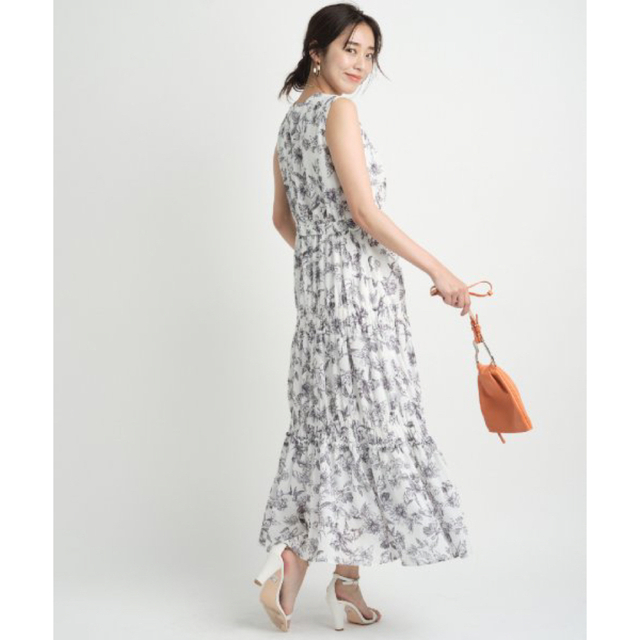 新品タグ付き✨22SS JUSGLITTY✨ラインフラワーシャーリングワンピース