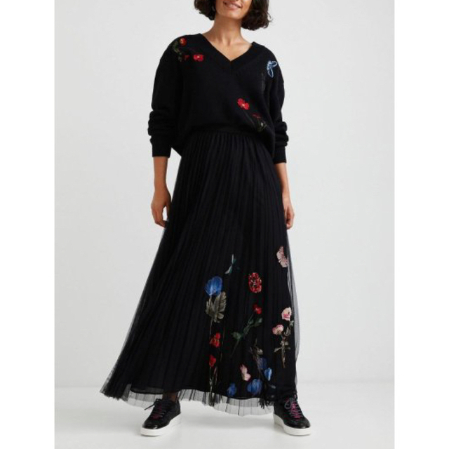 DESIGUAL(デシグアル)の新品✨タグ付き♪未使用　デシグアル　刺繍がお洒落なスカート　ブラック　大特価‼️ レディースのスカート(ロングスカート)の商品写真
