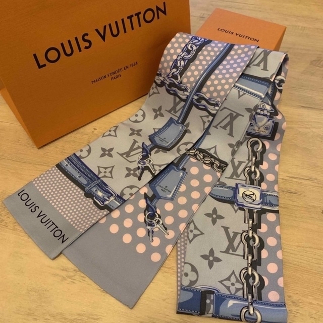 LOUIS VUITTON(ルイヴィトン)の水色　ブルー　ルイヴィトン　バンドー レディースのファッション小物(バンダナ/スカーフ)の商品写真
