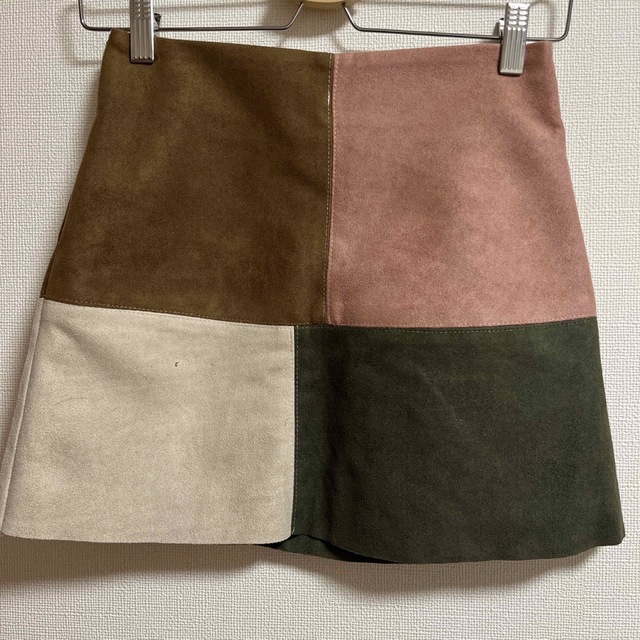 dholic(ディーホリック)のパッチワークスエードスカート レディースのスカート(ミニスカート)の商品写真