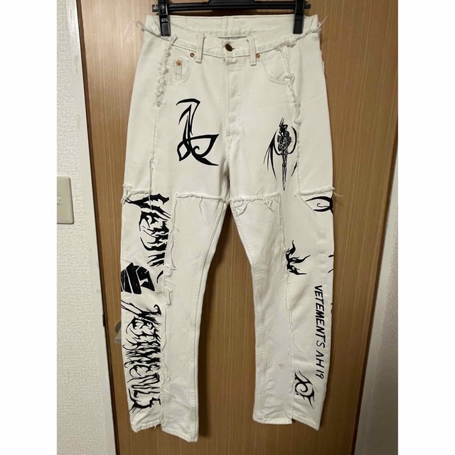 安い購入 VETEMENTS 白トライバルデニムパンツ vetements - デニム+