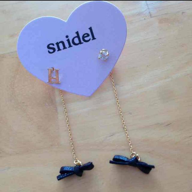SNIDEL(スナイデル)のsnidel♡リボンピアス♡イニシャル レディースのアクセサリー(ピアス)の商品写真