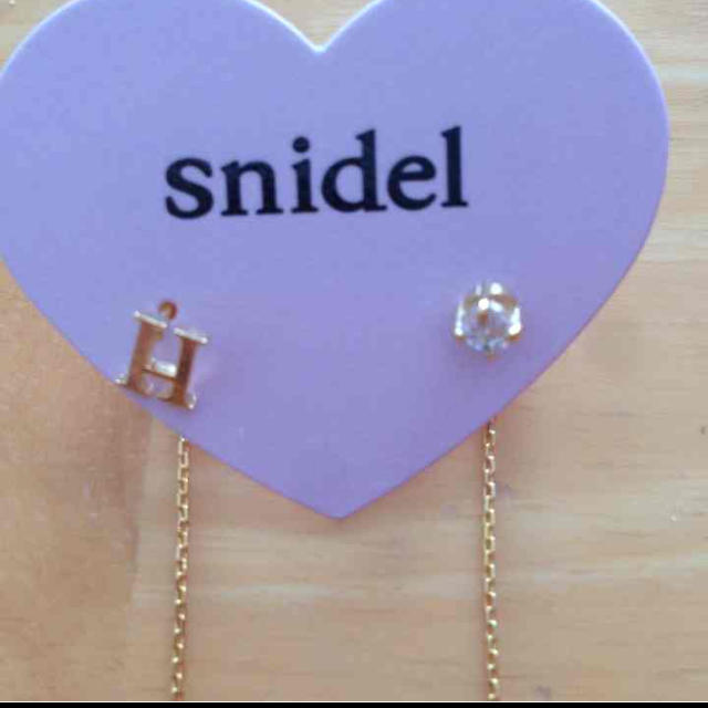 SNIDEL(スナイデル)のsnidel♡リボンピアス♡イニシャル レディースのアクセサリー(ピアス)の商品写真