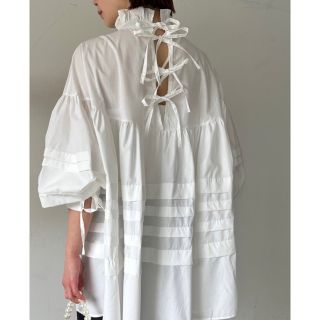 ザラ(ZARA)のホワイト　フリル　バックリボン　ブラウス　(シャツ/ブラウス(半袖/袖なし))