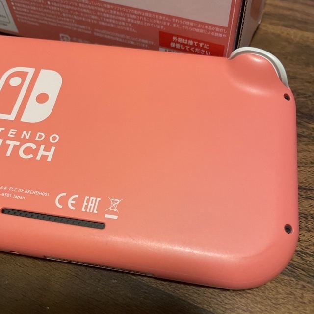 Nintendo Switch(ニンテンドースイッチ)のSwitch light コーラルピンク エンタメ/ホビーのゲームソフト/ゲーム機本体(家庭用ゲーム機本体)の商品写真