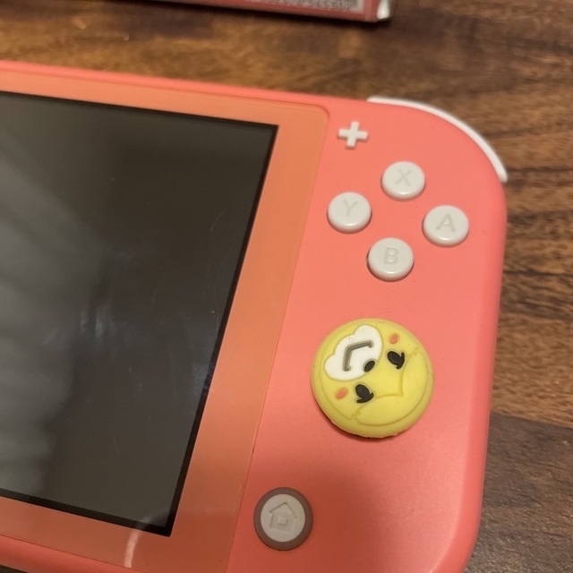 Nintendo Switch(ニンテンドースイッチ)のSwitch light コーラルピンク エンタメ/ホビーのゲームソフト/ゲーム機本体(家庭用ゲーム機本体)の商品写真