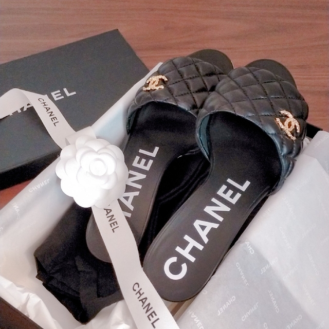 CHANEL(シャネル)の新品 CHANEL サンダル 黒 ブラック CCマーク ラムスキン 37.0 レディースの靴/シューズ(サンダル)の商品写真