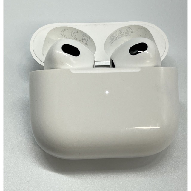 Apple(アップル)のApple AirPods エアーポッズ 第3世代　MME73J/A  スマホ/家電/カメラのオーディオ機器(ヘッドフォン/イヤフォン)の商品写真