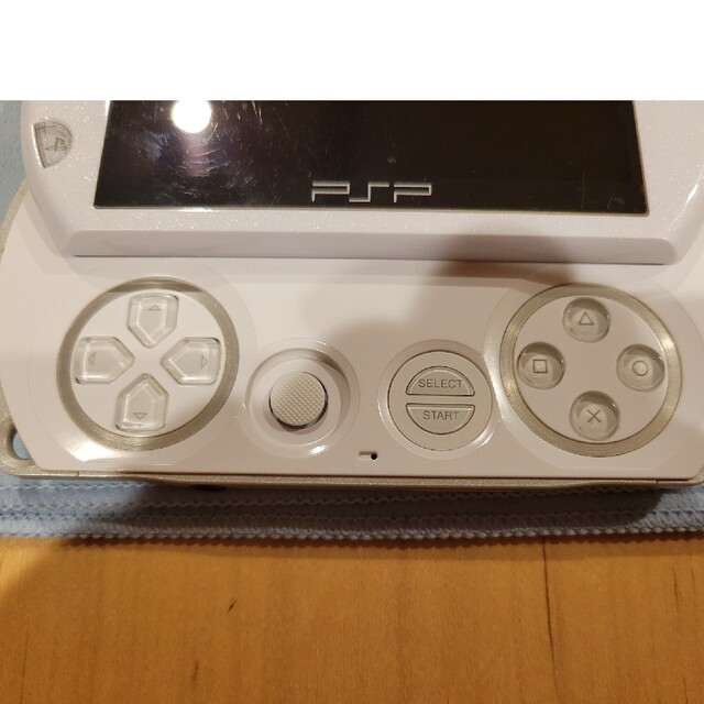 PlayStation Portable(プレイステーションポータブル)のPSP go パールホワイト動作未確認 エンタメ/ホビーのゲームソフト/ゲーム機本体(家庭用ゲームソフト)の商品写真