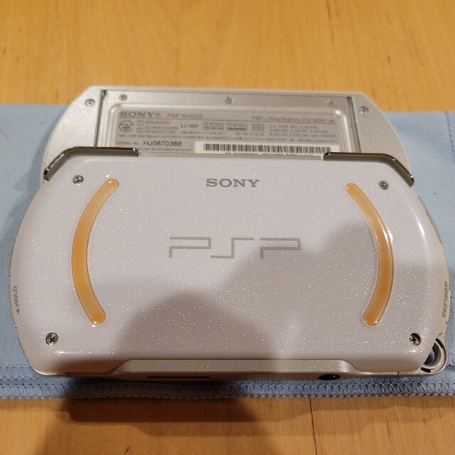 PlayStation Portable(プレイステーションポータブル)のPSP go パールホワイト動作未確認 エンタメ/ホビーのゲームソフト/ゲーム機本体(家庭用ゲームソフト)の商品写真