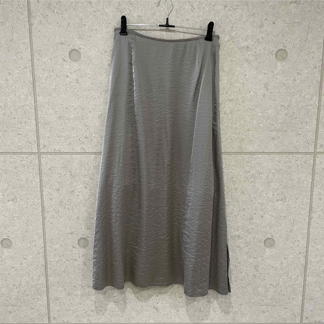 IENA(イエナ)のIENA サテンスリット　ロングスカート　グレー レディースのスカート(ロングスカート)の商品写真