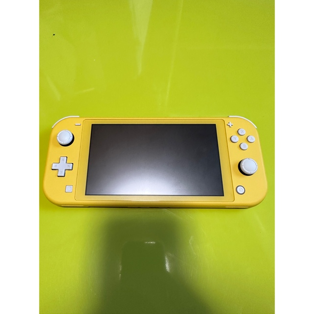 任天堂(ニンテンドウ)のニンテンドースイッチライトswitch lite イエロー エンタメ/ホビーのゲームソフト/ゲーム機本体(携帯用ゲーム機本体)の商品写真