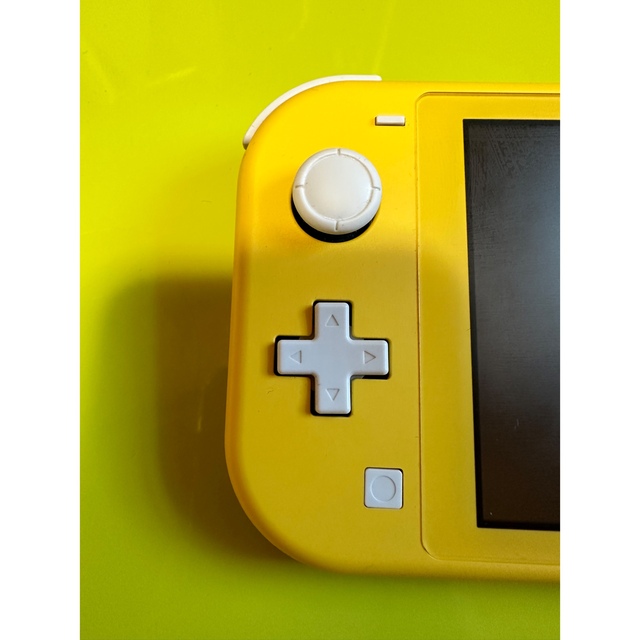 任天堂(ニンテンドウ)のニンテンドースイッチライトswitch lite イエロー エンタメ/ホビーのゲームソフト/ゲーム機本体(携帯用ゲーム機本体)の商品写真