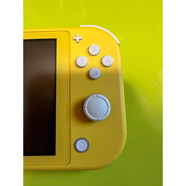 任天堂(ニンテンドウ)のニンテンドースイッチライトswitch lite イエロー エンタメ/ホビーのゲームソフト/ゲーム機本体(携帯用ゲーム機本体)の商品写真