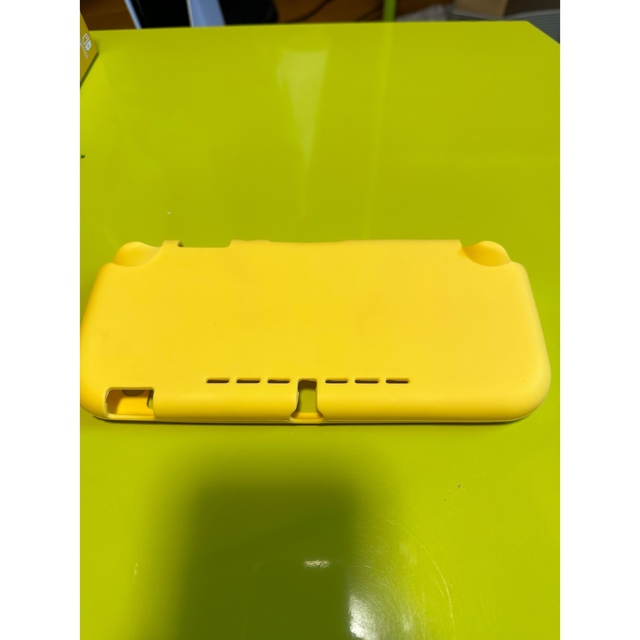 任天堂(ニンテンドウ)のニンテンドースイッチライトswitch lite イエロー エンタメ/ホビーのゲームソフト/ゲーム機本体(携帯用ゲーム機本体)の商品写真