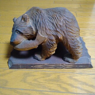 木彫りの熊　熊の置物　中　北海道　鮭を咥える熊(置物)