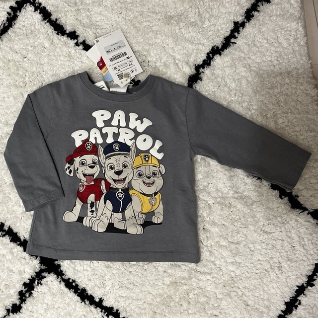 ZARA KIDS(ザラキッズ)のZARA babyKIDS ザラ　パウパトロール　グレー灰色ロングTシャツ 74 キッズ/ベビー/マタニティのベビー服(~85cm)(Ｔシャツ)の商品写真