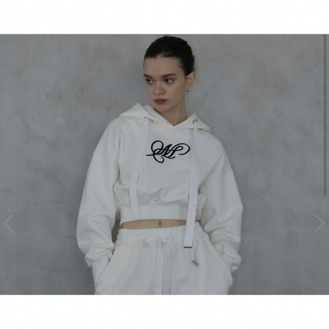 melt the lady ”M” short hoodie white