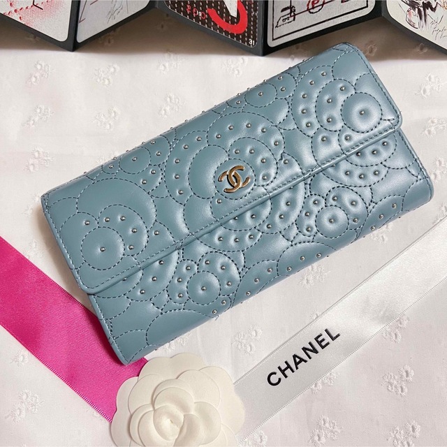 CHANEL(シャネル)の専用☆CHANEL シャネル カメリア スタッズ 長財布 フラップウォレット レディースのファッション小物(財布)の商品写真