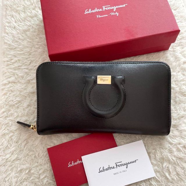 美品】Ferragamo サルバトーレフェラガモ ラウンドファスナー長財布