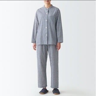 ムジルシリョウヒン(MUJI (無印良品))の脇に縫い目のない二重ガーゼスタンドカラーパジャマ L～XLサイズ(パジャマ)