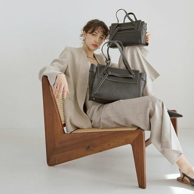 LOWELL Things(ロウェルシングス)の【ブラック】Knoty/レザーベルテッドトートBAG(L) レディースのバッグ(トートバッグ)の商品写真