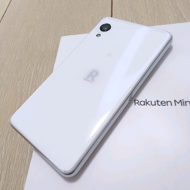 Rakuten(ラクテン)のRakuten mini white C330 白 楽天ミニ 本体 スマホ スマホ/家電/カメラのスマートフォン/携帯電話(スマートフォン本体)の商品写真