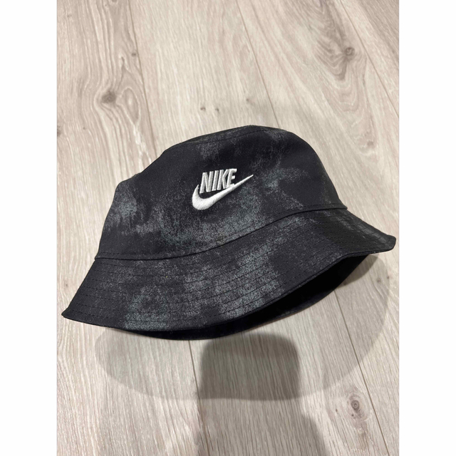 NIKE(ナイキ)の完売！バケットハット　ナイキ　ブラック　S/M レディースの帽子(ハット)の商品写真