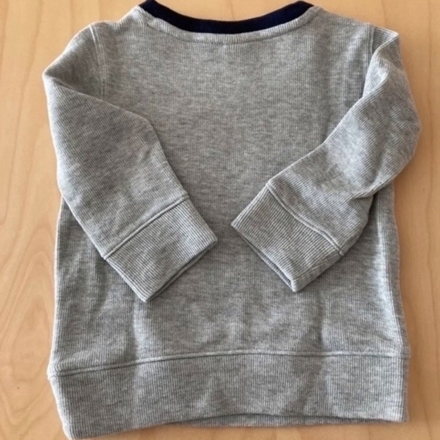 babyGAP(ベビーギャップ)のベビーギャップ　トレーナー　90 キッズ/ベビー/マタニティのキッズ服男の子用(90cm~)(Tシャツ/カットソー)の商品写真