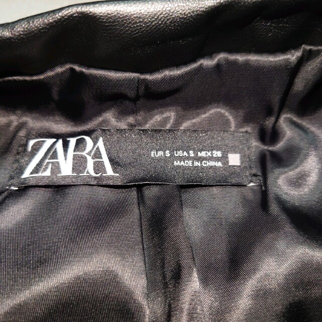 ZARA(ザラ)のZARA ノーカラーフェイクレザーキルティングジャケット レディースのジャケット/アウター(ノーカラージャケット)の商品写真