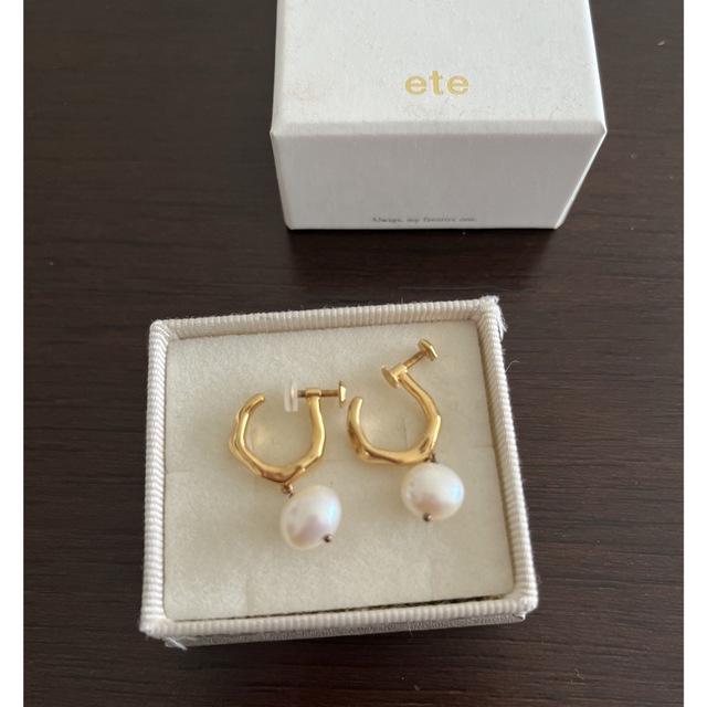 ete(エテ)のete パール フープイヤリング　エテ レディースのアクセサリー(イヤリング)の商品写真