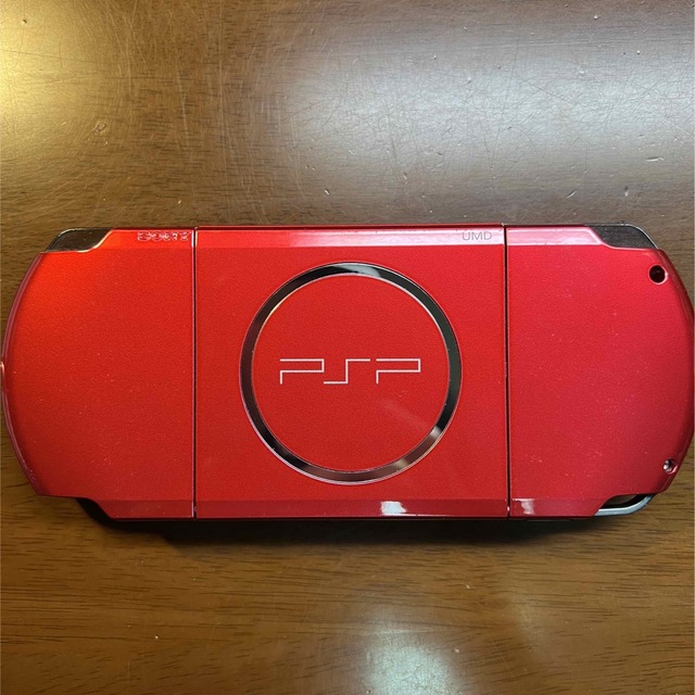 PlayStation Portable(プレイステーションポータブル)のPSP 3000 Radiant Red 本体 《新品バッテリー》ソフト3種 エンタメ/ホビーのゲームソフト/ゲーム機本体(携帯用ゲーム機本体)の商品写真