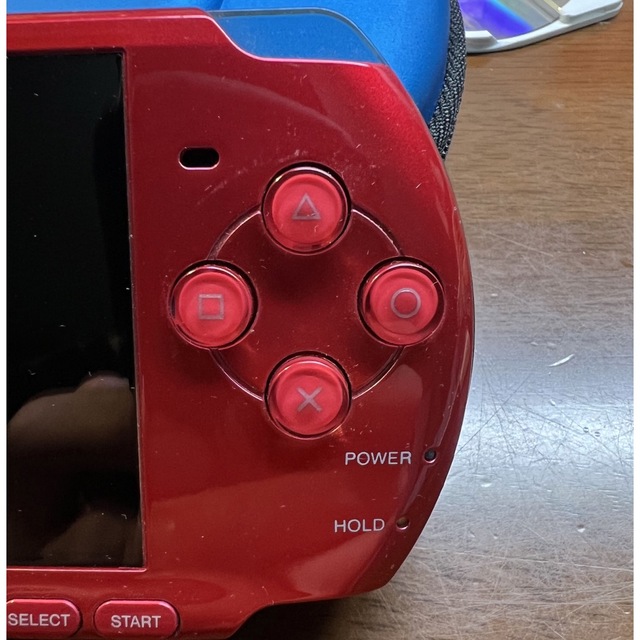 PlayStation Portable(プレイステーションポータブル)のPSP 3000 Radiant Red 本体 《新品バッテリー》ソフト3種 エンタメ/ホビーのゲームソフト/ゲーム機本体(携帯用ゲーム機本体)の商品写真