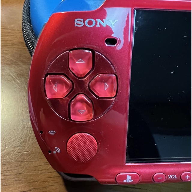 PlayStation Portable(プレイステーションポータブル)のPSP 3000 Radiant Red 本体 《新品バッテリー》ソフト3種 エンタメ/ホビーのゲームソフト/ゲーム機本体(携帯用ゲーム機本体)の商品写真