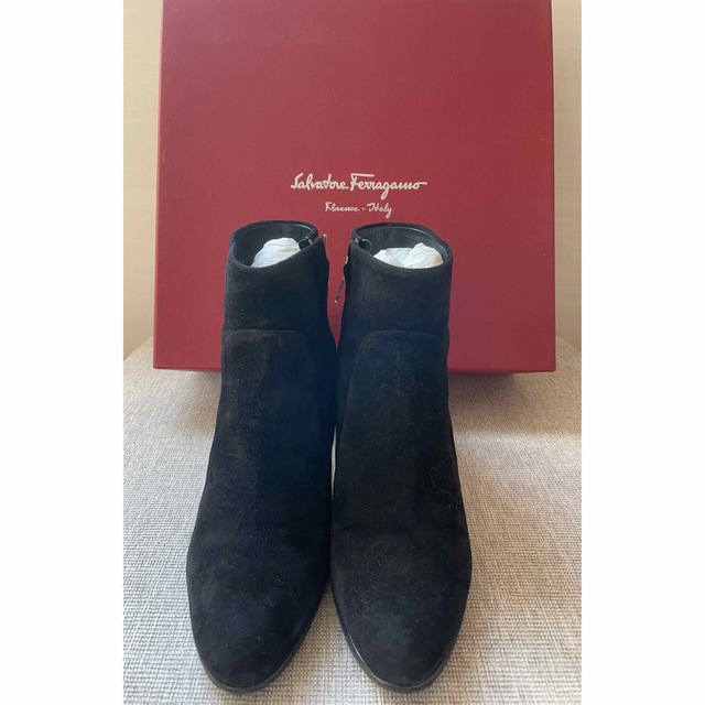 Salvatore Ferragamo(サルヴァトーレフェラガモ)の美品　サルヴァトーレ フェラガモ スエード　ブーティー　ブラック　黒　23.5 レディースの靴/シューズ(ブーティ)の商品写真