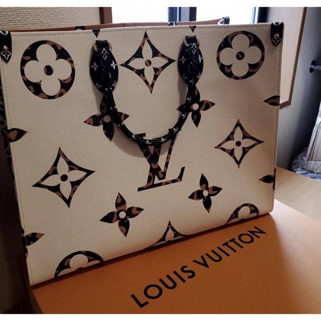 LOUIS VUITTON(ルイヴィトン)のLOUIS VUITTON ルイヴィトン バッグ オンザゴー GM ジャングル メンズのバッグ(トートバッグ)の商品写真