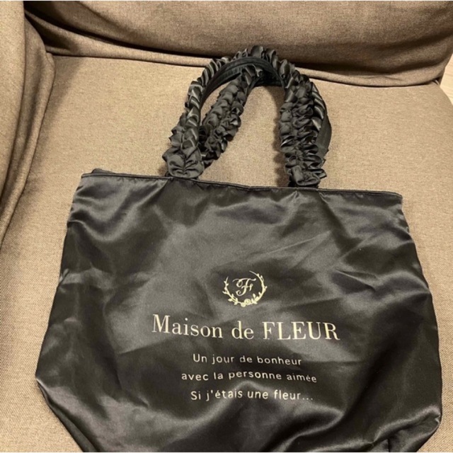 Maison de FLEUR(メゾンドフルール)のMaison de FLEUR ロゴファスナーフリルトート Lバッグ レディースのバッグ(トートバッグ)の商品写真